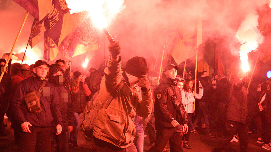 Украинские националисты во время марша в Киеве, октябрь 2017 году
