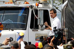 Венесуэльский оппозиционный лидер и самопровозглашенный президент страны Хуан Гуайдо около грузовика с гуманитарной помощью в городе Кукута на границе Колумбии и Венесуэлы, 23 февраля 2019 года