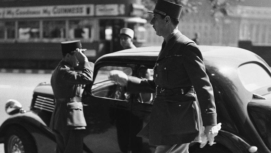 Французский генерал Шарль де Голль около своей штаб-квартиры в Лондоне, июнь 1940 года