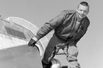 Нил Армстронг выходит из кабины самолета Ames Bell X-14 