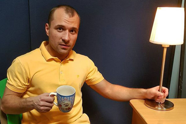 Анасының ұлының жыныс мүшесін жуып жатқанын қараңыз