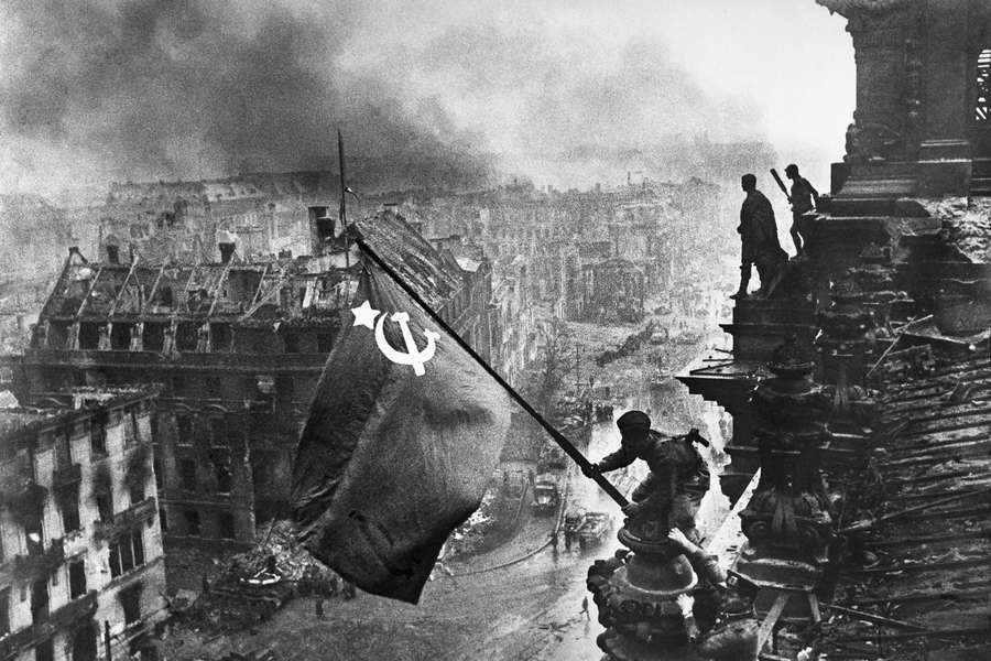 «Знамя победы над Рейхстагом». 105 лет со дня рождения советского фотографа Евгения Халдея