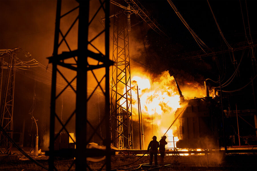 Пожарные ГСЧС Украины тушат пожар на электростанции в Харькове, Украина, 11 сентября 2022 года
