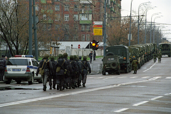 Военнослужащие около&nbsp;Театрального центра на&nbsp;Дубровке в&nbsp;Москве, 26&nbsp;октября 2002&nbsp;года