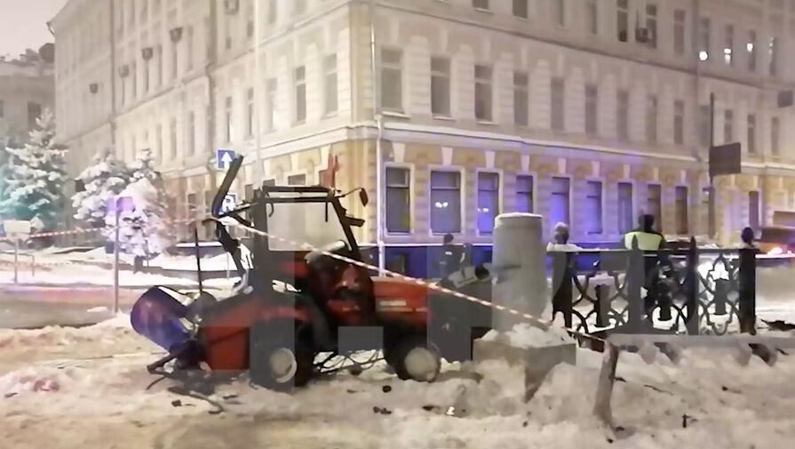 Человек погиб в ДТП с внедорожником и снегоуборочной машиной в Москве