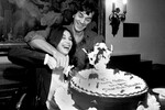 Фрэнк Ланджелла, звезда бродвейского спектакля «Дракула», со своей невестой Рут Вайль, разрезают свадебный торт, украшенный летучими мышами, в театре Мартина Бека в Нью-Йорке, 1977 год. Пара была в браке до 1996 года. У них есть двое детей
