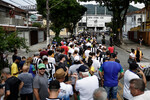Люди стоят в очереди у стадиона, чтобы проститься с Пеле, 2 января 2023 года