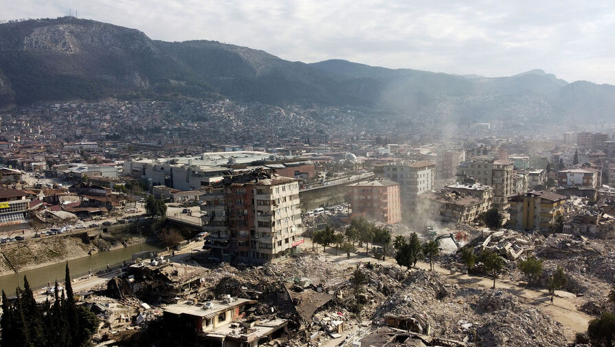 Женщину и двоих ее детей достали из-под обломков спустя 9 дней после землетрясения в Турции