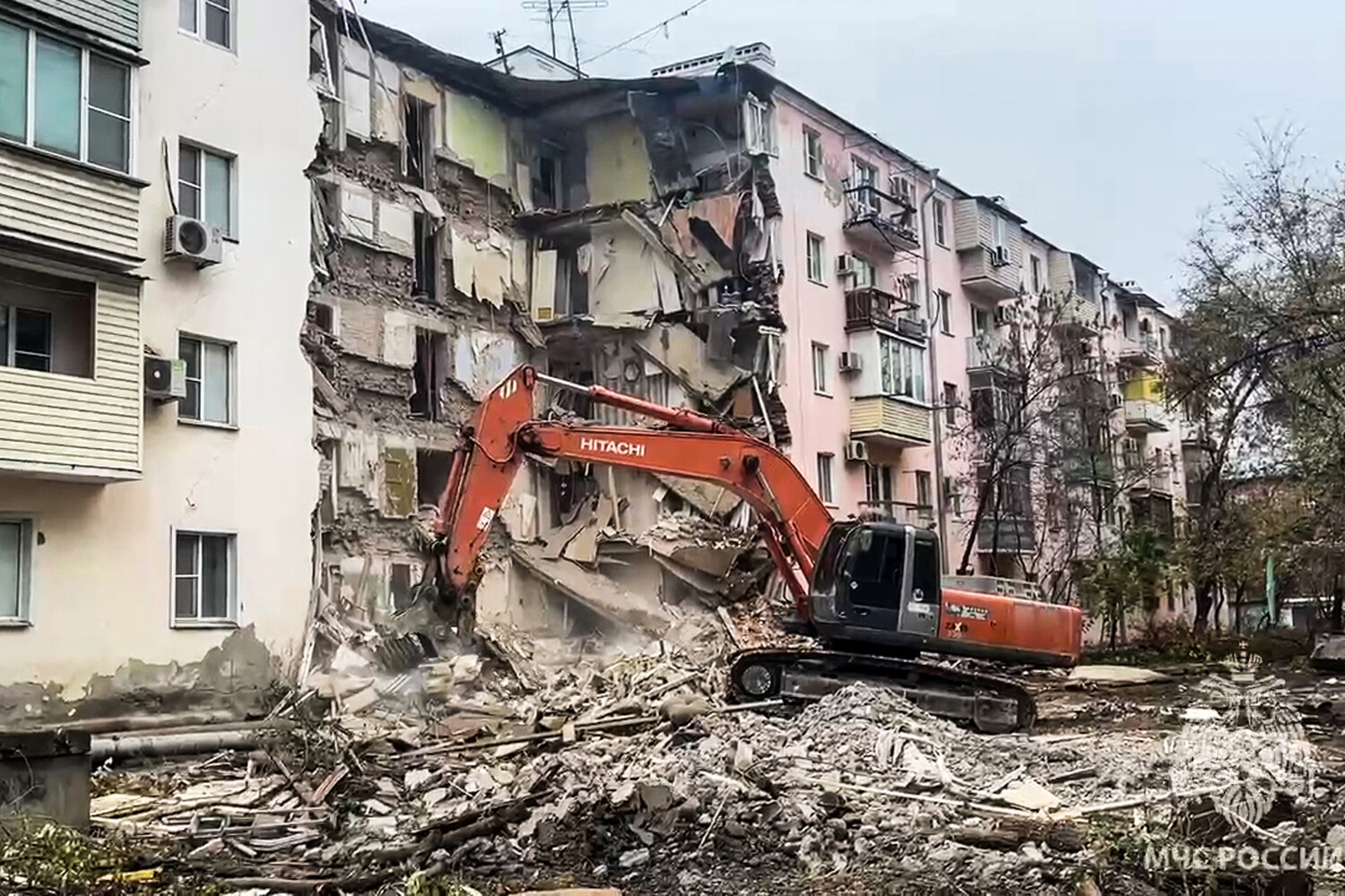 Виновника обрушения дома в Астрахани вычислили по объявлению. В подъезде  также нашли мешки - Газета.Ru