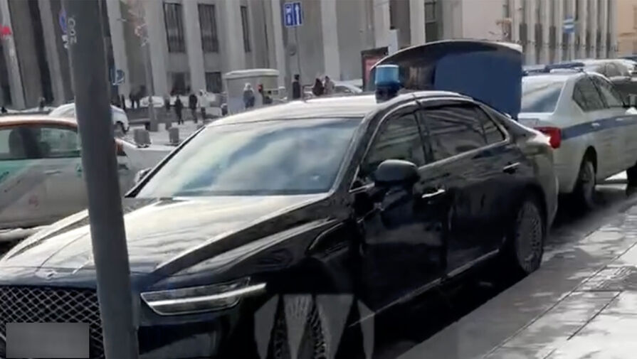 Правительственный автомобиль Genesis попал в ДТП в центре Москвы