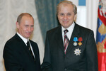 Президент РФ Владимир Путин награждает орденом «За заслуги перед Отечеством» IV степени актера «Государственного академического театра имени Моссовета» Евгения Стеблова, 2006 год