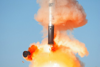 Ракета «Воевода» Р-36М2 , она же «Сатана» (классификация НАТО), — Р-36М2 «Воевода» — двухступенчатая жидкостная ракета шахтного базирования украинской разработки (КБ «Южное» Днепропетровск). На вооружении с 1988 года. Дальность стрельбы — до 15 тыс. км. У ракеты 10 боевых блоков индивидуального наведения. На смену «Воеводе» уже разработана еще более грозная ракета тяжелого класса «Сармат». Испытания нового российского стратегического ракетного комплекса «Сармат» проведут на космодроме Плесецк. Новая ракета, созданная на российских предприятиях, получит новое боевое оснащение и перспективные средства преодоления ПРО противника. Серийные поставки МБР «Сармат» планируется начать в 2018–2019 годах.