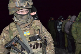 Военнослужащий украинской армии во время процедуры обмена украинских военнослужащих, военных ДНР и бойцов ЛНР
