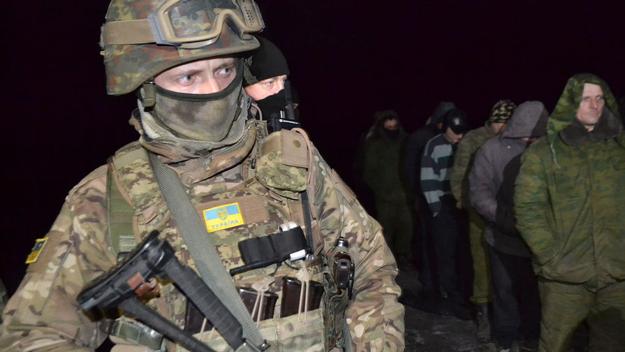Военнослужащий украинской армии во время процедуры обмена украинских военнослужащих, военных ДНР и бойцов ЛНР