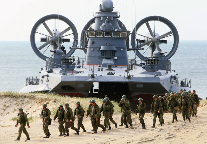 Малый десантный корабль на воздушной подушке (МДКВП) «Мордовия» и военнослужащие береговых войск на полигоне Балтийского флота в рамках совместного российско-белорусского оперативного учения «Щит Союза – 2015» в Калининградской области