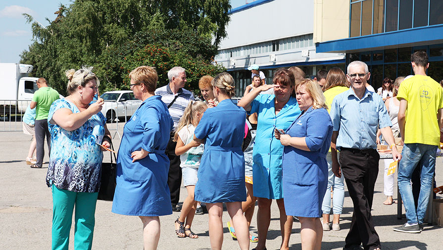 Рабочие «АвтоВАЗа», их родственники и жители Тольятти перед зданием компании