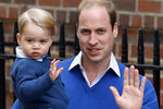 Принц Джордж вместе с папой приехали в роддом к новорожденной Шарлотте Кембриджской
