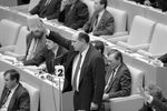 Депутат Артем Тарасов (у микрофона) выступает на заседании ГД ФС РФ, 1994 год
