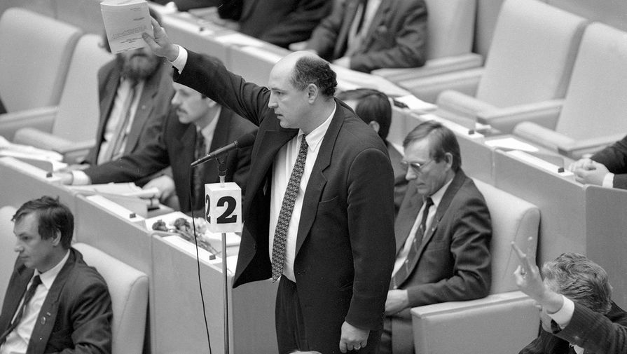 Депутат Артем Тарасов (у микрофона) выступает на&nbsp;заседании ГД ФС РФ, 1994&nbsp;год