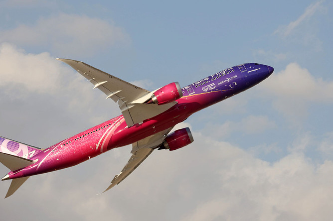Широкофюзеляжный двухдвигательный пассажирский самолет Boeing 787 Dreamliner на Международной авиационно-космической выставке Dubai Airshow