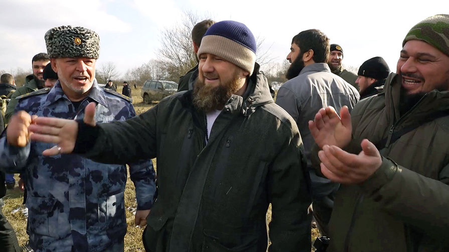 Глава Чечни Рамзан Кадыров (в центре) на месте уничтожения в ходе спецоперации шестерых боевиков из банды Аслана Бютукаева, включая ее лидера, на окраине селения Катар-Юрт, 20 января 2021 года