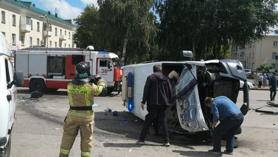 В Башкирии в спешащую на вызов машину скорой помощи врезался легковой автомобиль