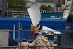 Обломки батискафа «Титан», извлеченные со дна океана недалеко от места крушения «Титаника», во время выгрузки в порту канадского города Сент-Джонс, 28 июня 2023 года 