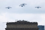 Во время ежегодного военного парада в честь Дня взятия Бастилии в Париже, 14 июля 2025 года