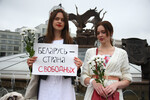 Каждую неделю в столице и других городах проходили женские шествия. Протестующие надевали одежду белого цвета и дарили силовикам цветы
