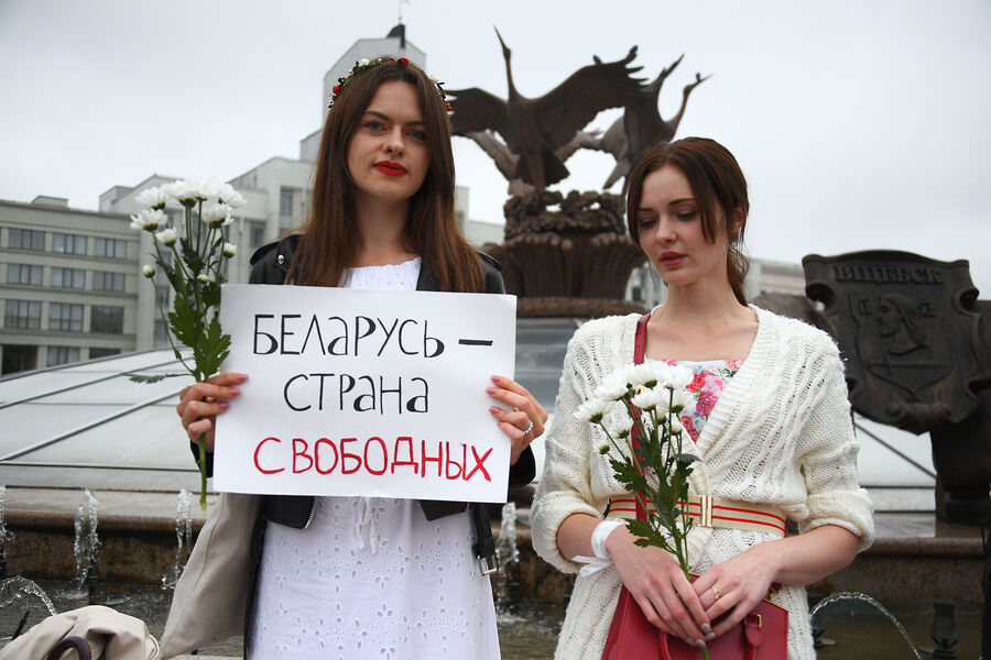 Каждую неделю в&nbsp;столице и других городах проходили женские шествия. Протестующие надевали одежду белого цвета и дарили силовикам цветы