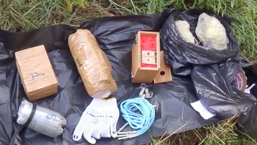 Упаковка и предположительно взрывчатые вещества, найденные в&nbsp;тайнике