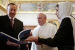 Президент Азербайджана Ильхам Алиев и его супруга Мехрибан Алиева во время встречи с папой Римским Франциском в Ватикане, 2015 год