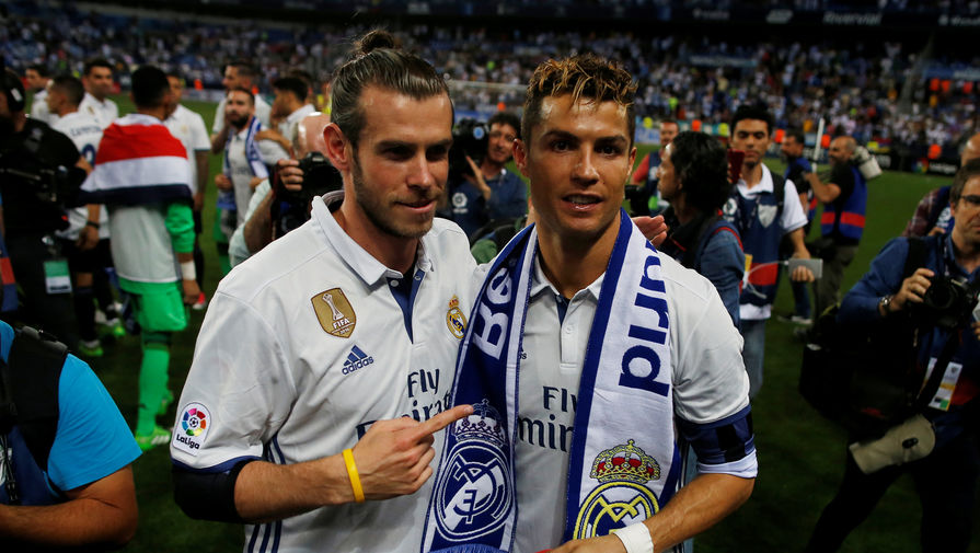 Нападающие мадридского «Реала» Криштиану Роналду и Гарет Бэйл празднуют победу в чемпионате Испании после выездного матча против «Малаги» в последнем туре Примеры