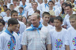 Президент России Владимир Путин во время посещения детского центра «Артек» в Крыму, 28 июля 2001 года