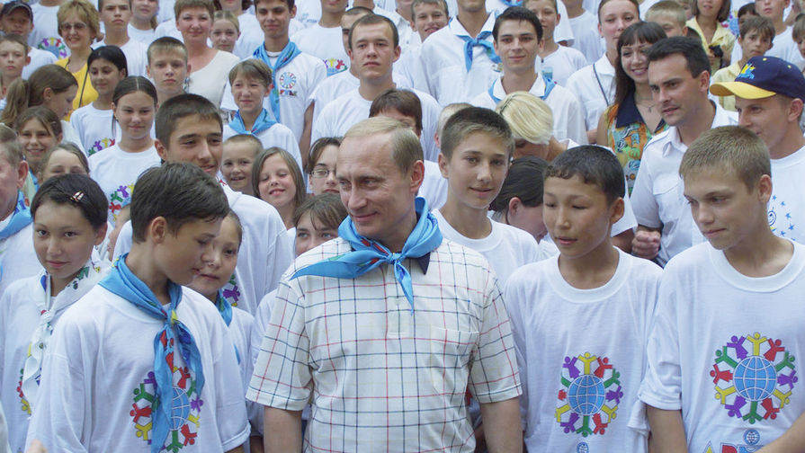 Президент России Владимир Путин во время посещения детского центра &laquo;Артек&raquo; в&nbsp;Крыму, 28&nbsp;июля 2001&nbsp;года