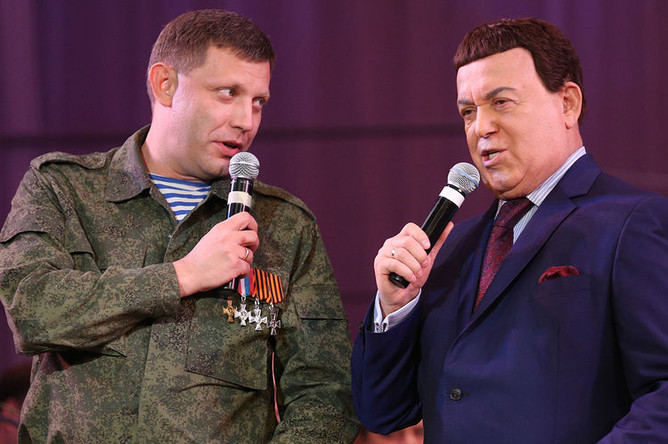 Премьер-министр самопровозглашенной ДНР Александр Захарченко и певец Иосиф Кобзон во время выступления в Донецком театре оперы и балета, 2014 год