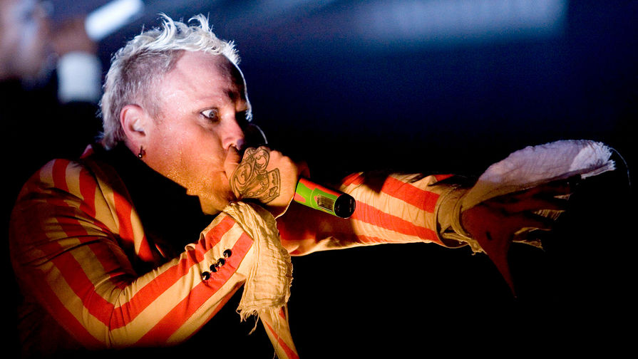 Лидер британской группы The Prodigy Кит Флинт во время концерта, 2008 год
