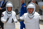 Астронавты Даглас Харли и Роберт Бенкен перед запуском космического корабля Crew Dragon с мыса Канаверал, штат Флорида, США, 27 мая 2020 года