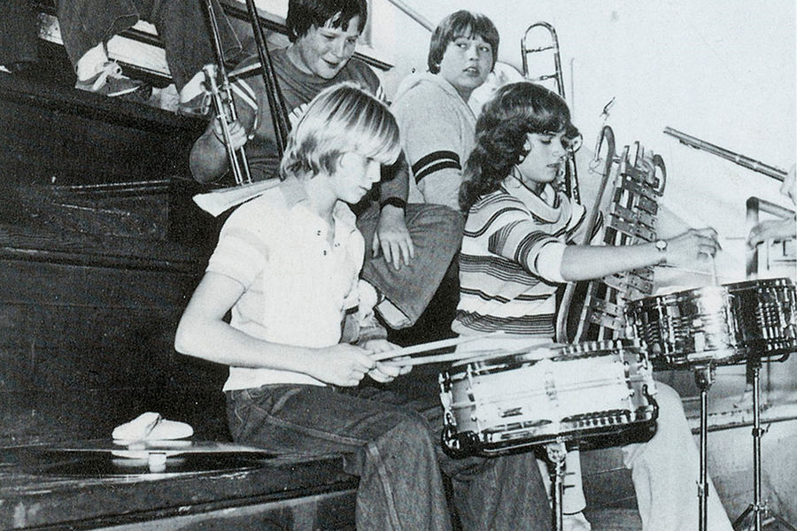 Курт Кобейн играет на&nbsp;барабанах в&nbsp;школе, 1981&nbsp;год