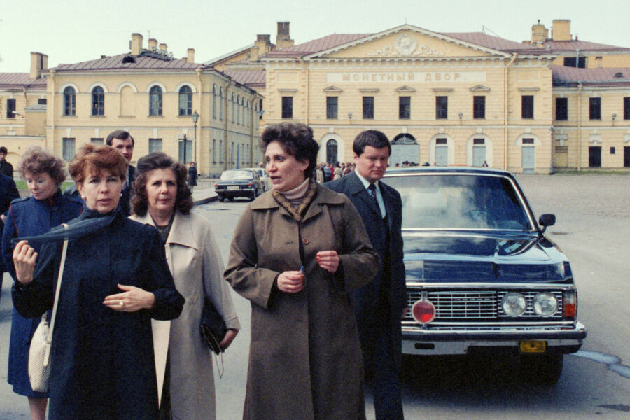 Супруга Генерального секретаря ЦК КПСС Раиса Максимовна Горбачева во время посещения Петропавловской крепости.