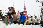 Люди и новогодние украшения на Манежной площади в Москве