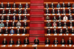 Председатель КНР Си Цзиньпин и другие официальные лица во время открытия сессии Всекитайского собрания народных представителей (ВСНП) в Большом зале Народного собрания в Пекине, 5 марта 2023 года