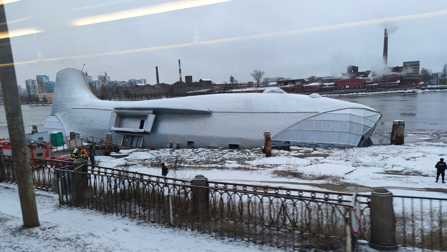 В Петербурге начал тонуть плавучий ресторан Серебряный кит