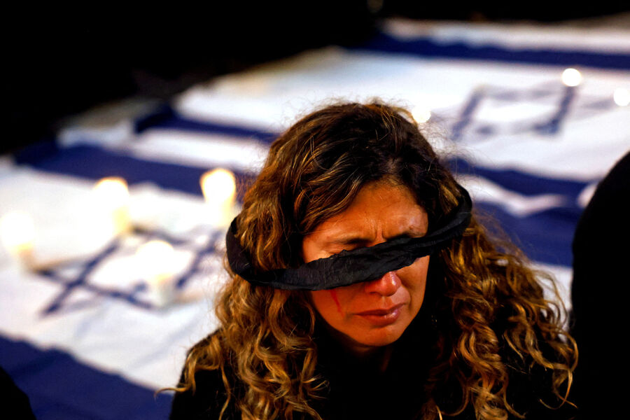 Девушка во время демонстрации в&nbsp;Праге с&nbsp;требованием немедленного освобождения заложников, удерживаемых в&nbsp;секторе Газа группировкой ХАМАС, 7&nbsp;ноября 2023&nbsp;года