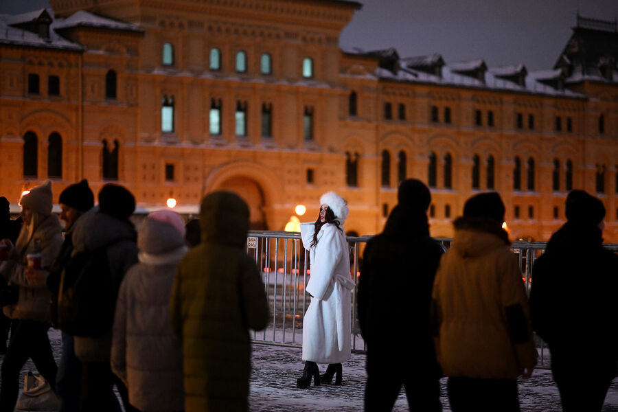 Девушка фотографируется на&nbsp;Красной площади в&nbsp;Москве