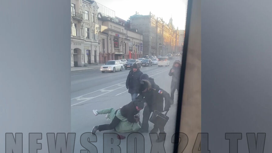 Два водителя автобусов сцепились на проезжей части в центре Владивостока