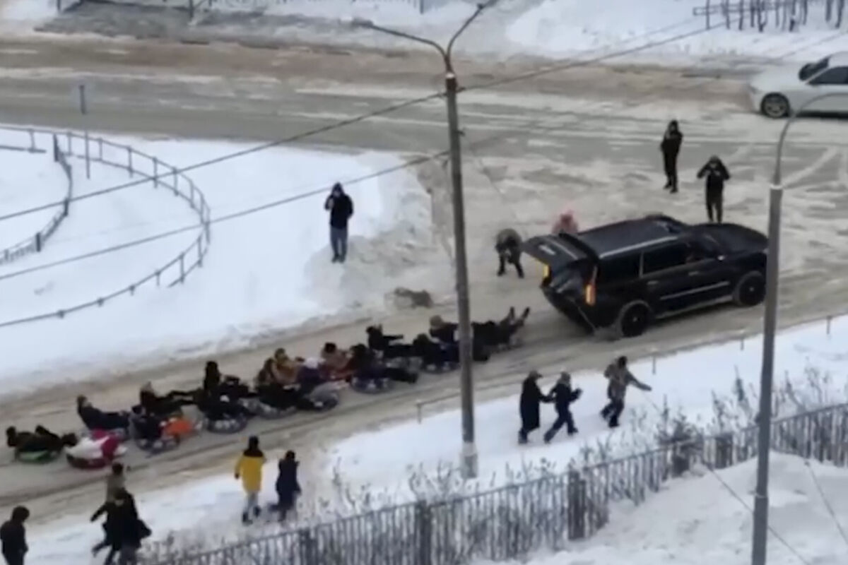 В Подмосковье водитель внедорожника прицепил к авто более десяти ватрушек с  людьми - Газета.Ru | Новости