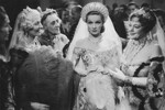 <b>Марлен Дитрих, «Распутная императрица» (1934)
</b><br>
Эта картина режиссера Джозефа фон Штернберга рассказывает историю Екатерины II с детства и до восхождения на престол. Как можно понять из названия фильма, все это время она оценивающе смотрит на молодых офицеров и кокетничает. А еще — носит высокую меховую шапку (в фильме вообще, надо сказать, очень много меха).