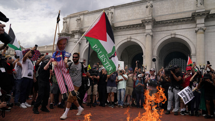 В Вашингтоне сожгли флаги США и чучело Нетаньяху