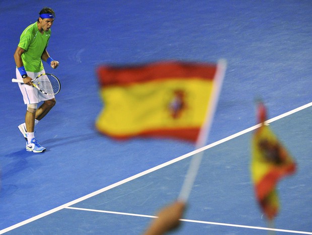 Рафаэль Надаль на&nbsp;фоне испанского флага